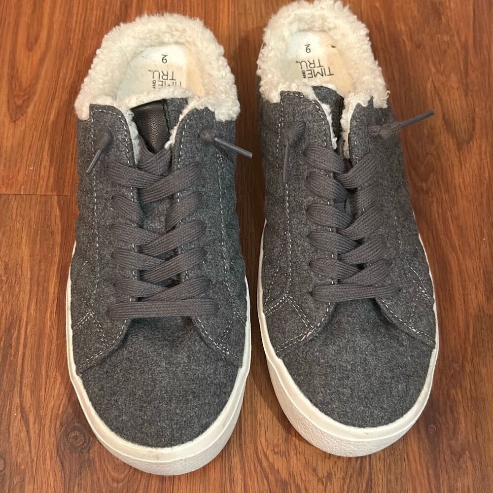 Time and Tru memory foam slide in fur line sneakers gray quilted size 9